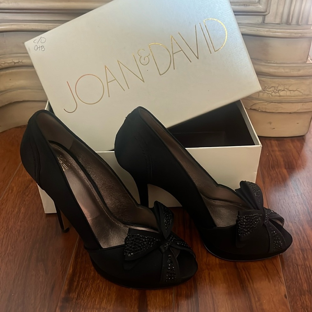 Black pumps